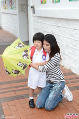 组图：陈慧琳跪地接爱子 虾饺仔被老师赞乖巧