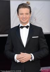 组图：杰瑞米-雷纳任颁奖嘉宾 展电眼魅力