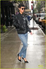 组图：蕾哈娜另类墨镜现身街头 展酷帅摇滚范儿