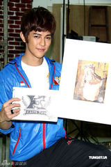 幻灯组图：汪东城代言运动服装 想开画展秀绘画天份