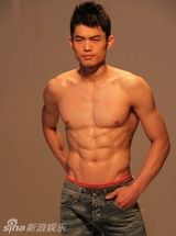 幻灯图：林丹半裸登杂志封面 眼神冷酷笑中显霸气