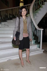 组图：大肚汤盈盈出席颁奖晚会 应届港姐三甲同场