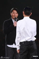 组图：刘德华“体力派”演唱会 与黎明携手同台