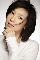 组图：王佳音靓丽写真展知性气质