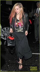 组图：艾薇儿发梢多彩皮衣摇滚