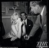 组图：梦露赴派对旧照首曝光 身穿经典露背礼服