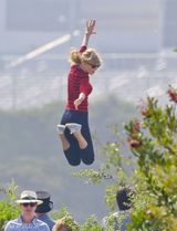 组图：泰勒空中弹跳孩子气 蓝色短裙修长美腿