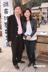 幻灯图：容祖儿新片造型搞怪 与阿Sa(蔡卓妍)亲热如姐妹花