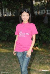 组图：伏明霞一家四口亮相 与李小鹏夫妇合影