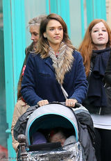 组图：阿尔芭一家逛街晒幸福 与老公贴面看手机