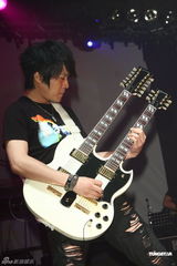 组图：八三夭开唱阿信站台 欲学谢和弦微博放料