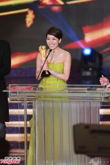 组图：黄智雯获飞跃进步女艺人 感谢“老公”梁烈唯