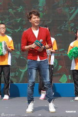 组图：李克勤登庆香港回归活动 称将亲自接孩子放学