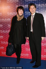 组图：杨受成儿子开新店 不雅照女星携男友捧场