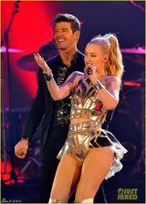 组图：EMA女星多穿三角裤 麦莉领小矮人似gaga