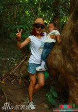 组图：孙悦3岁爱子与家人包饺子 虎头虎脑尽显可爱