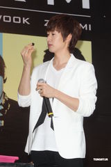 组图：SJ-M台北签唱会 兄弟情深互喂台湾小吃