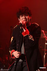 组图：倪安东英式军礼服献唱 Ella录VCR助阵