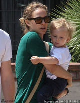 组图：娜塔丽-波特曼单手抱娃 小家伙萌样可爱