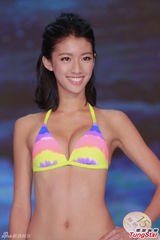 组图：港姐决赛前泳装亮相 上届冠军模拟戴后冠