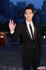 组图：杨佑宁黑色西装走红毯尽显男人味