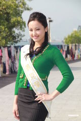 组图：候选中华小姐背景雄厚 徐少强之女曾志伟护航