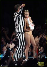 策划：哪吒头成新流行 麦莉凯蒂佩里撞发型