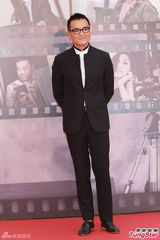 组图：曾志伟生日主持金像奖 郑中基携妻亮相