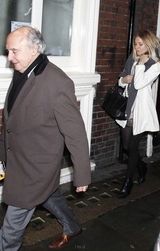 组图：西耶娜-米勒与裘德-洛旧情复燃 一同看戏