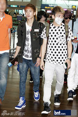 组图：SHINeeTEENTOP亮相机场 赴新参加演出