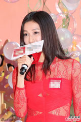 组图：钟嘉欣红色裙装亮相 笑容甜美大方秀美腿