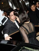 组图：范冰冰深V礼服亮相遭围堵