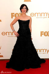 组图：艾美奖红毯 米切尔-福布斯黑色裹胸气质迷人