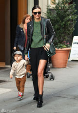 组图：超模米兰达-可儿外出 儿子弗林酷萌抢镜