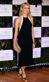 高清图：43岁娜奥米-沃茨亮相晚宴笑容难掩皱纹