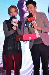 组图：张韶涵阔别三年回归 签售新专辑