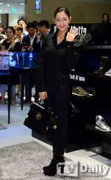 组图：韩星Clara出席活动 全黑装扮难掩性感