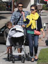 高清组图：杰西卡-阿尔芭一家四口外出其乐融融