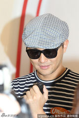 组图：张智霖条纹装亮相 黑超遮面时尚优雅