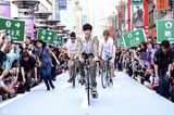 组图：林俊杰台北签唱 携型男团骑单车开场