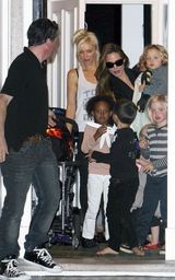 组图：朱莉和斯蒂芬妮星妈聚会 明星宝宝扎堆