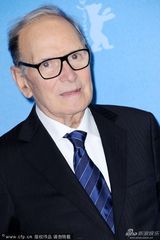 组图：《最佳出价》发布 西尔维娅获杰弗里献吻