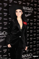 组图：熊黛林中性装扮艳压全场 不拒绝健康性感