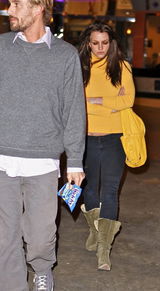 幻灯图集：布兰妮和男友看电影 不满狗仔摆黑脸