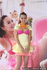 组图：关颖低胸爆乳装为代言内衣走秀