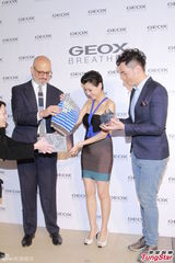 组图：陈茵媺当妈上围升级 与陈豪合体抢奶粉钱