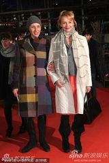 高清：《未来》首映礼 女导演米兰达挽两男走红毯