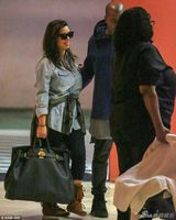 组图：卡戴珊产女后首露面 现身洛杉矶容光焕发