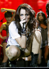 高清图：麦莉-赛勒斯伦敦演出 舞台上热力四射