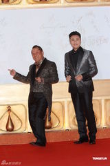 组图：2012年港姐总决选草蜢曾志伟亮相红毯